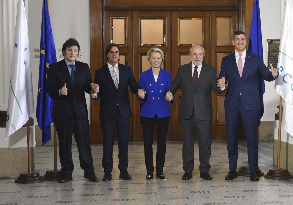 Von der Leyen junto a los presidentes de Brasil, Paraguay, Uruguay y Argentina durante la firma del pacto el pasado diciembre