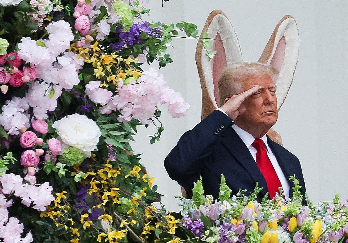 Trump saluda en la fiesta anual de los huevos de Pascua.