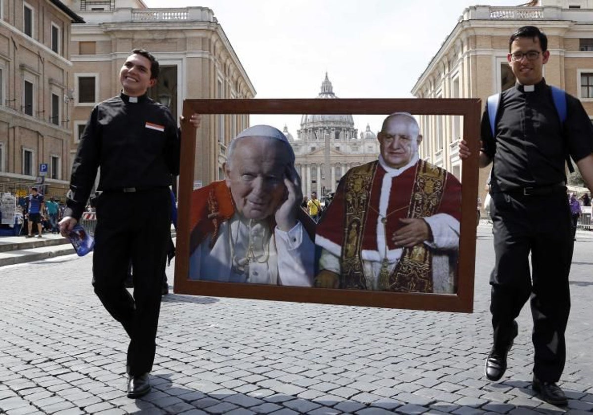 Imagen de la canonización conjunta de Juan XXIII y Juan Pablo II, en abril de 2014