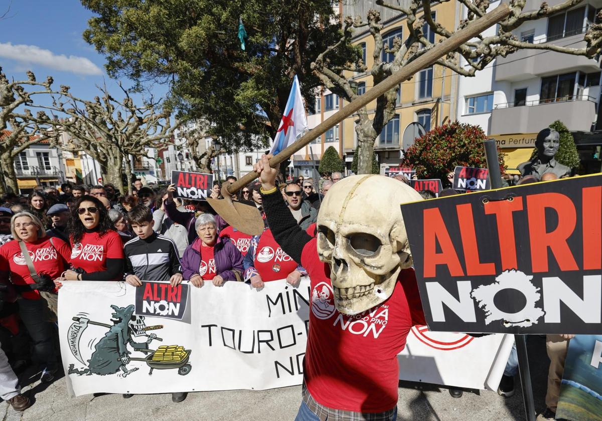 Centenares de personas convocadas por las plataformas contra la implantación de la macrocelulosa Altri en Palas de Rei (Lugo) participan en la concentración en Arzúa (A Coruña) contra la empresa tras tras obtener esta la Declaración de Impacto Ambiental (DIA) favorable