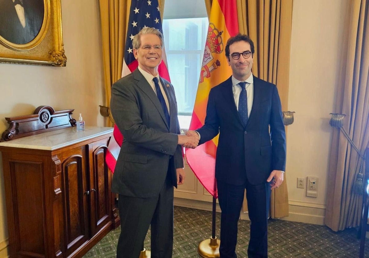 El secretario del Tesoro de EE.UU., Scott Bessent, se saluda con el ministro de Economía, Carlos Cuerpo