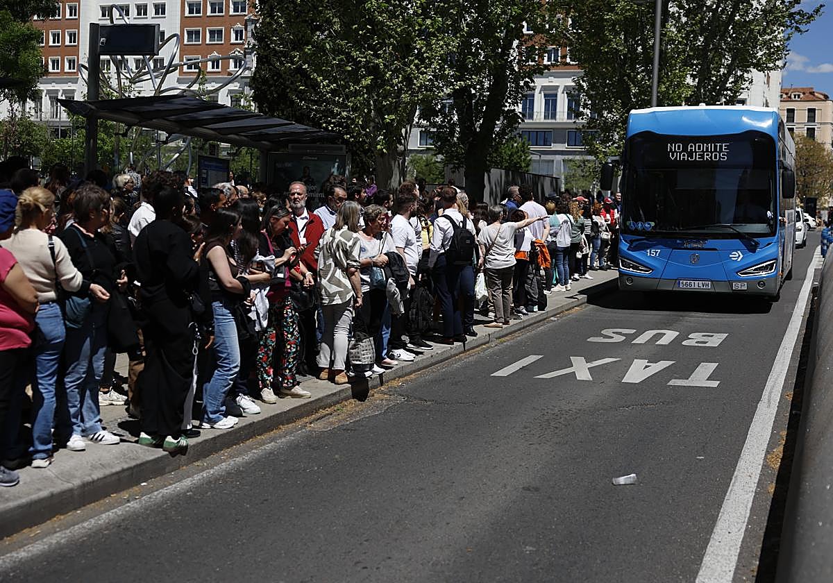 Decenas de personas esperan el autobús en Madrid