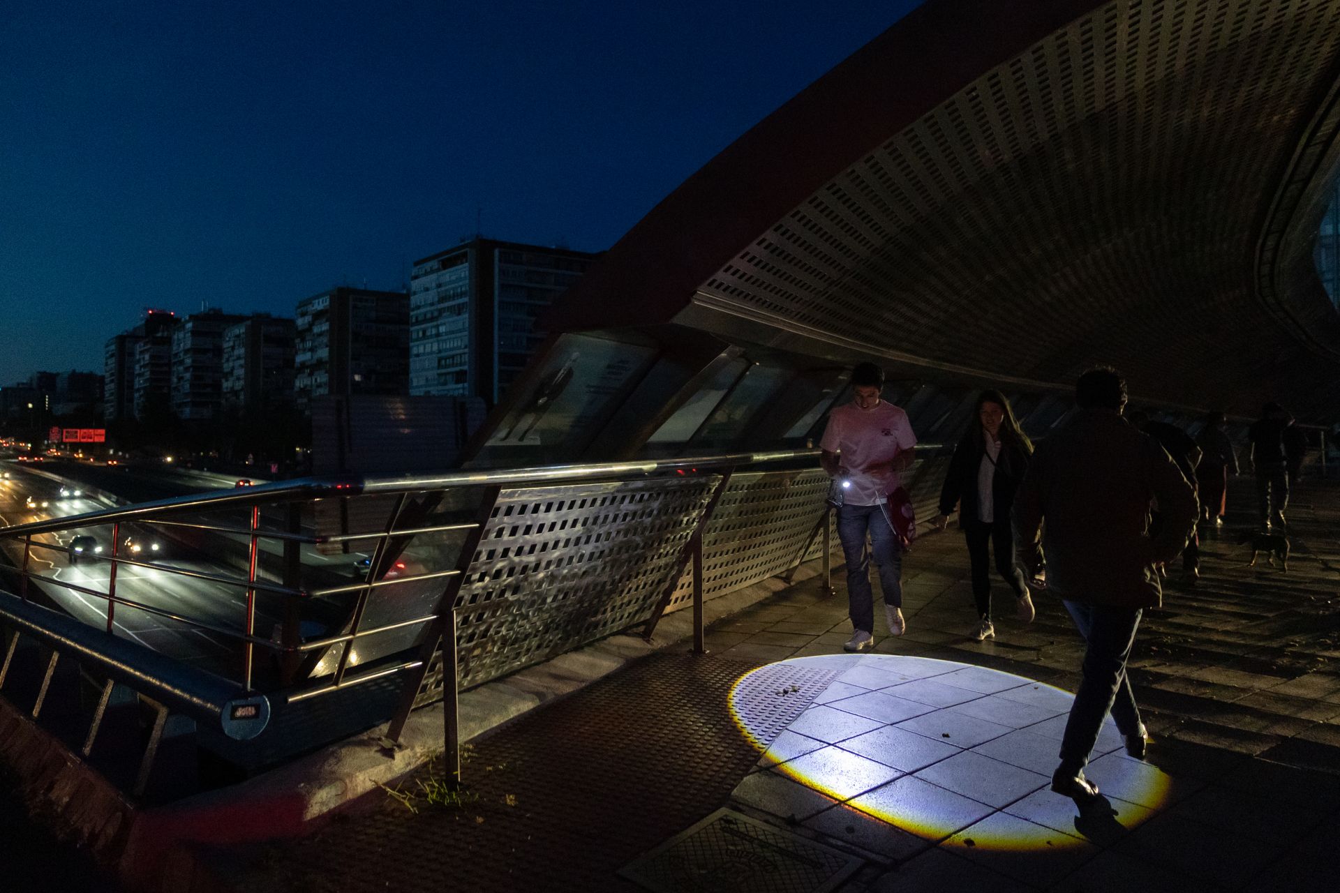 La gente se alumbra con el móvil en Madrid