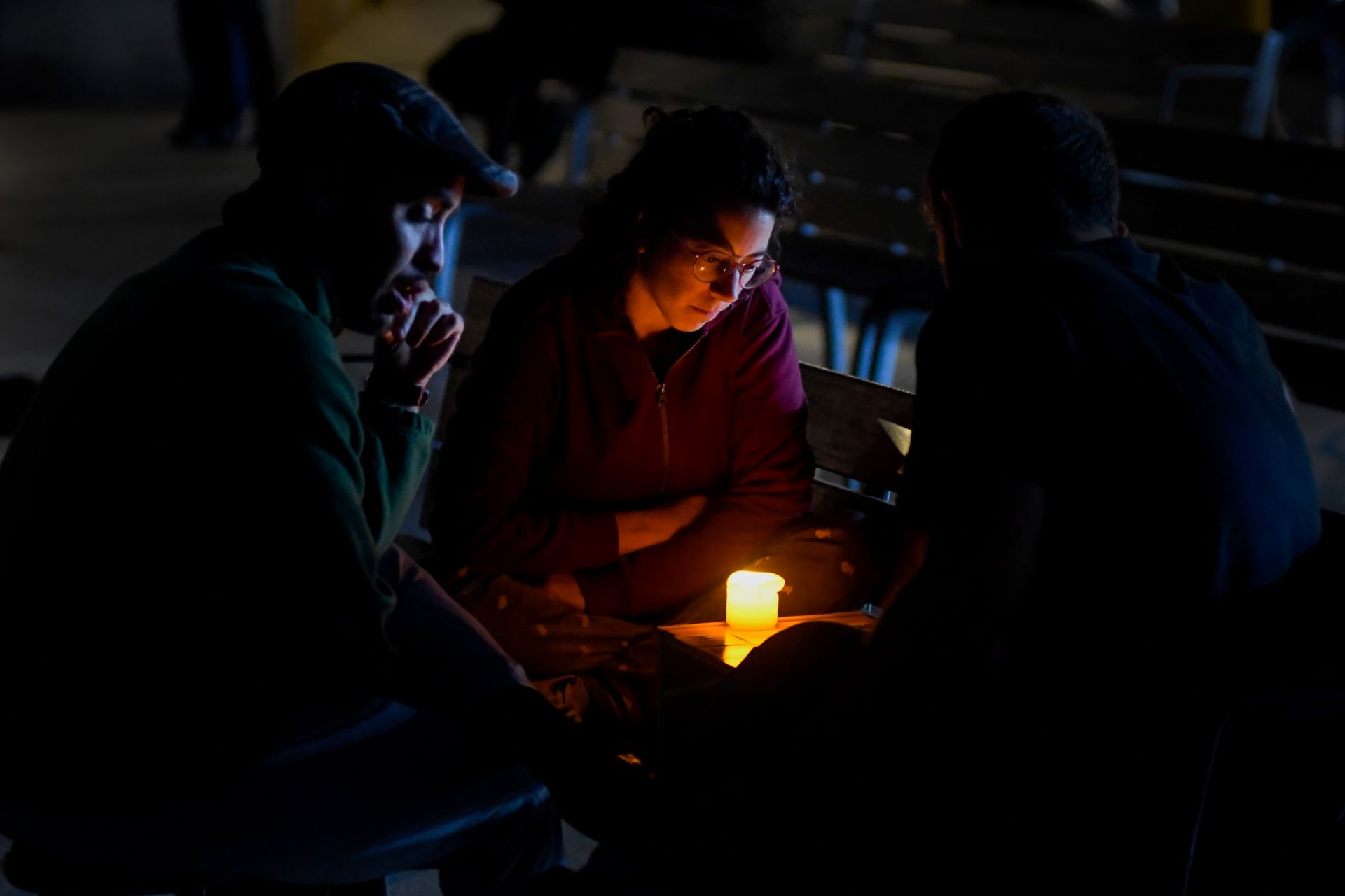 Varias personas pasan la noche ante una vela en Barcelona