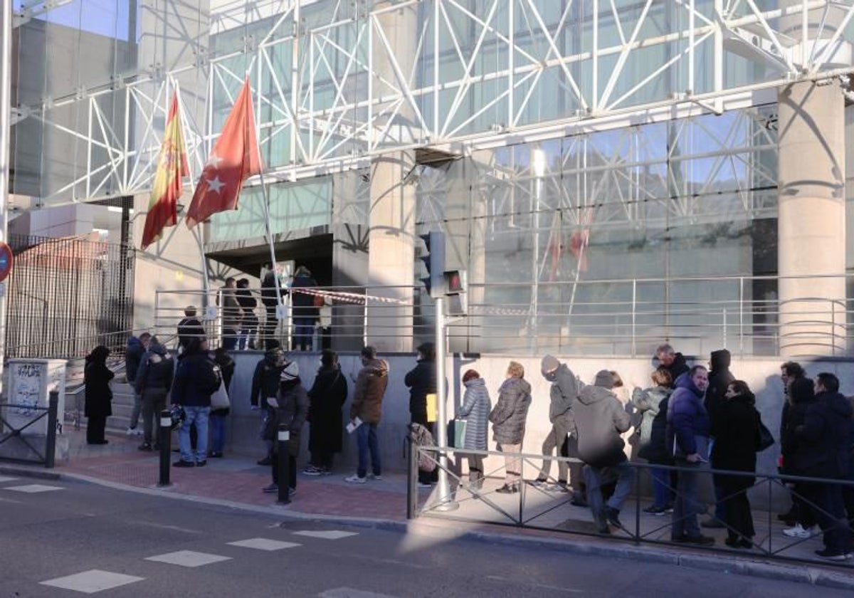 Ciudadanos esperando a las puertas de una oficina de la Seguridad Social en Madrid.