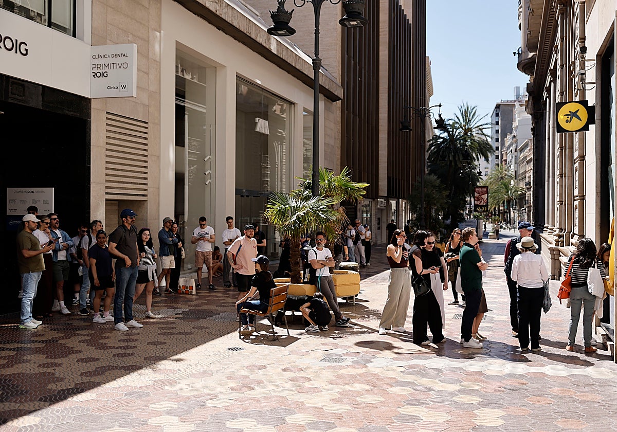 Personas haciendo cola en un cajero para sacar dinero en efectivo durante el apagón