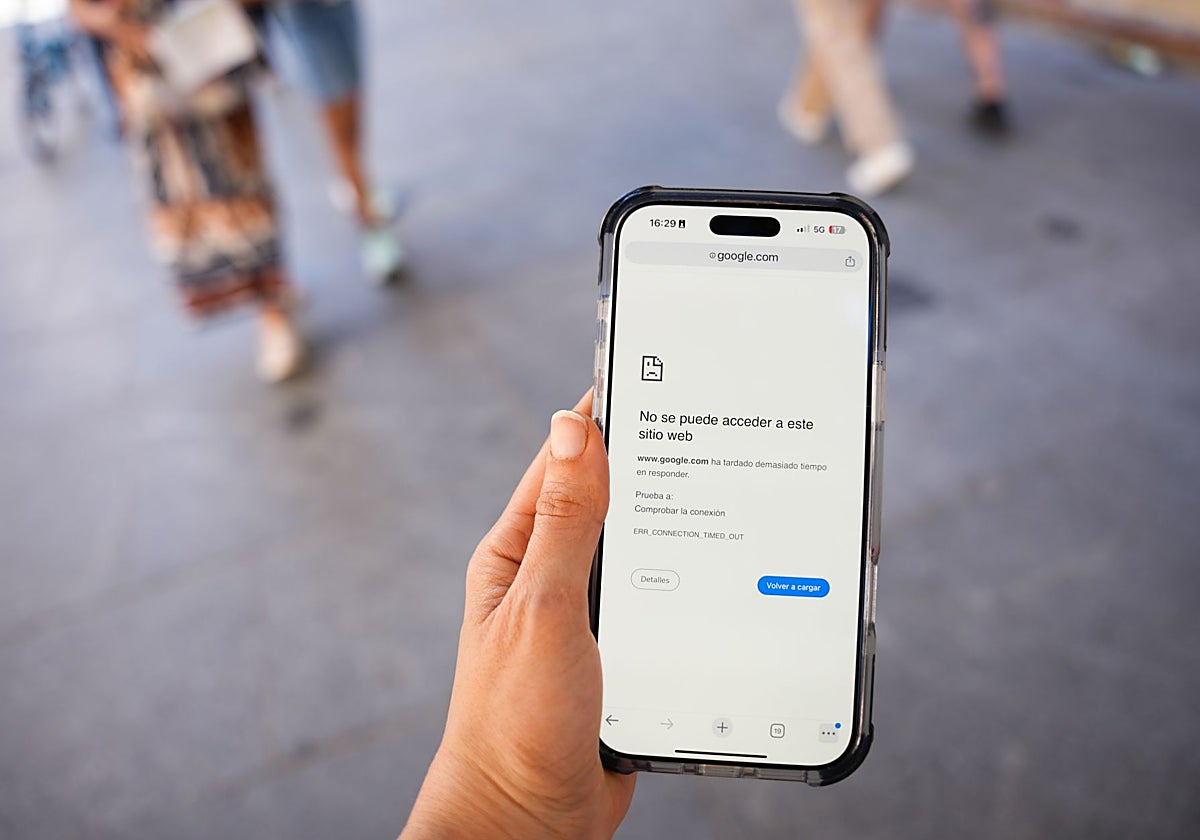 Un teléfono móvil sin señal durante el apagón