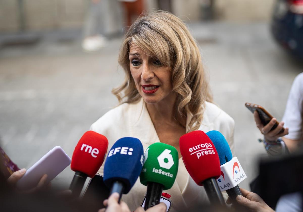 La vicepresidenta segunda y ministra de Trabajo y Economía Social, Yolanda Díaz, durante unas declaraciones a los medios de comunicación