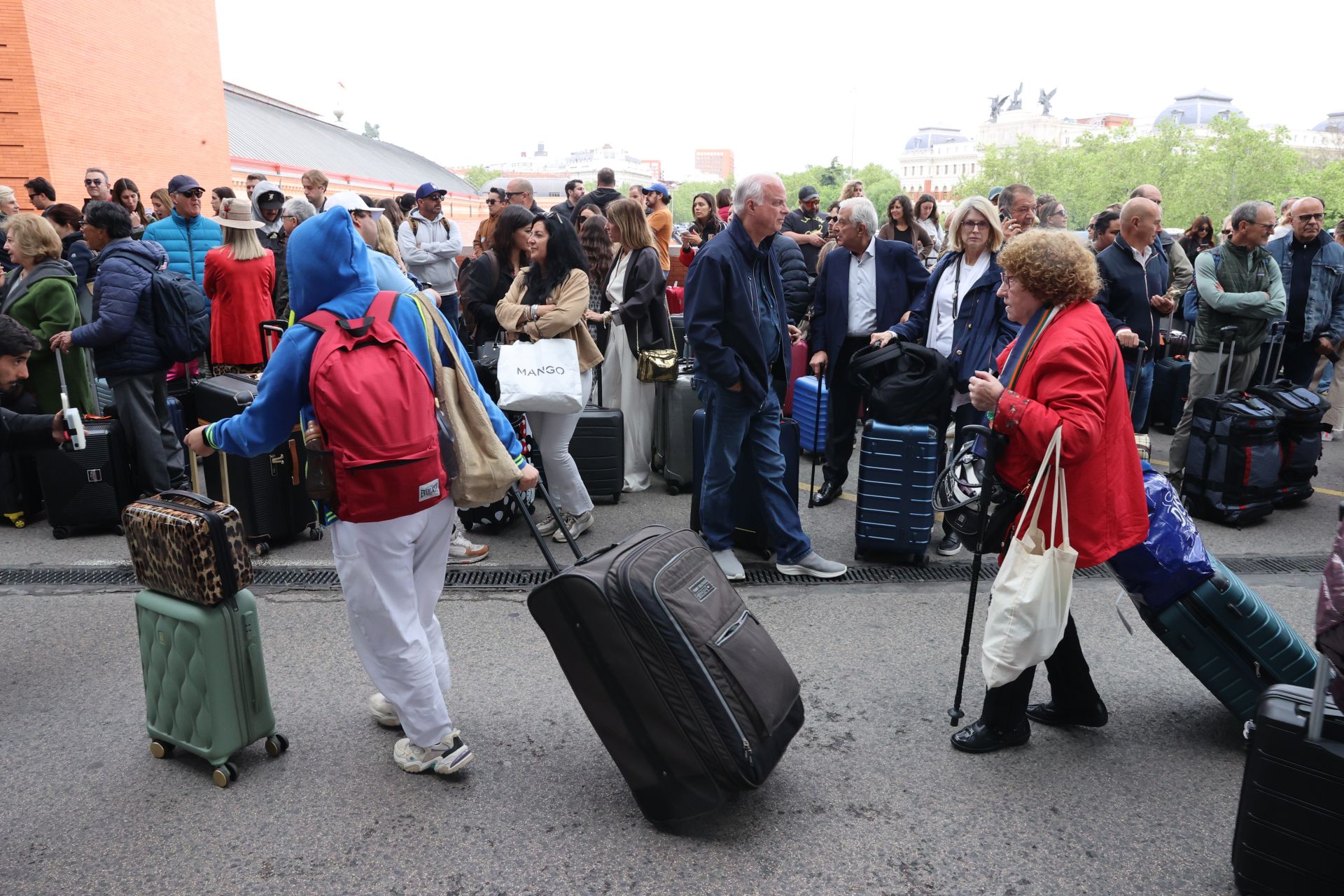 Varios pasajeros llegan a la estación de Atocha, en Madrid, en la mañana de este lunes, aún con los trenes cancelados o demorados.