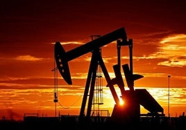 La OPEP se lanza a una guerra de precios que lleva al petróleo a su coste más bajo en cuatro años