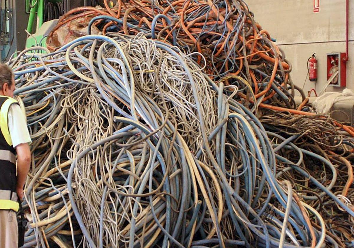Toneladas de hilos de cobre procedentes de varios robos. (Archivo)
