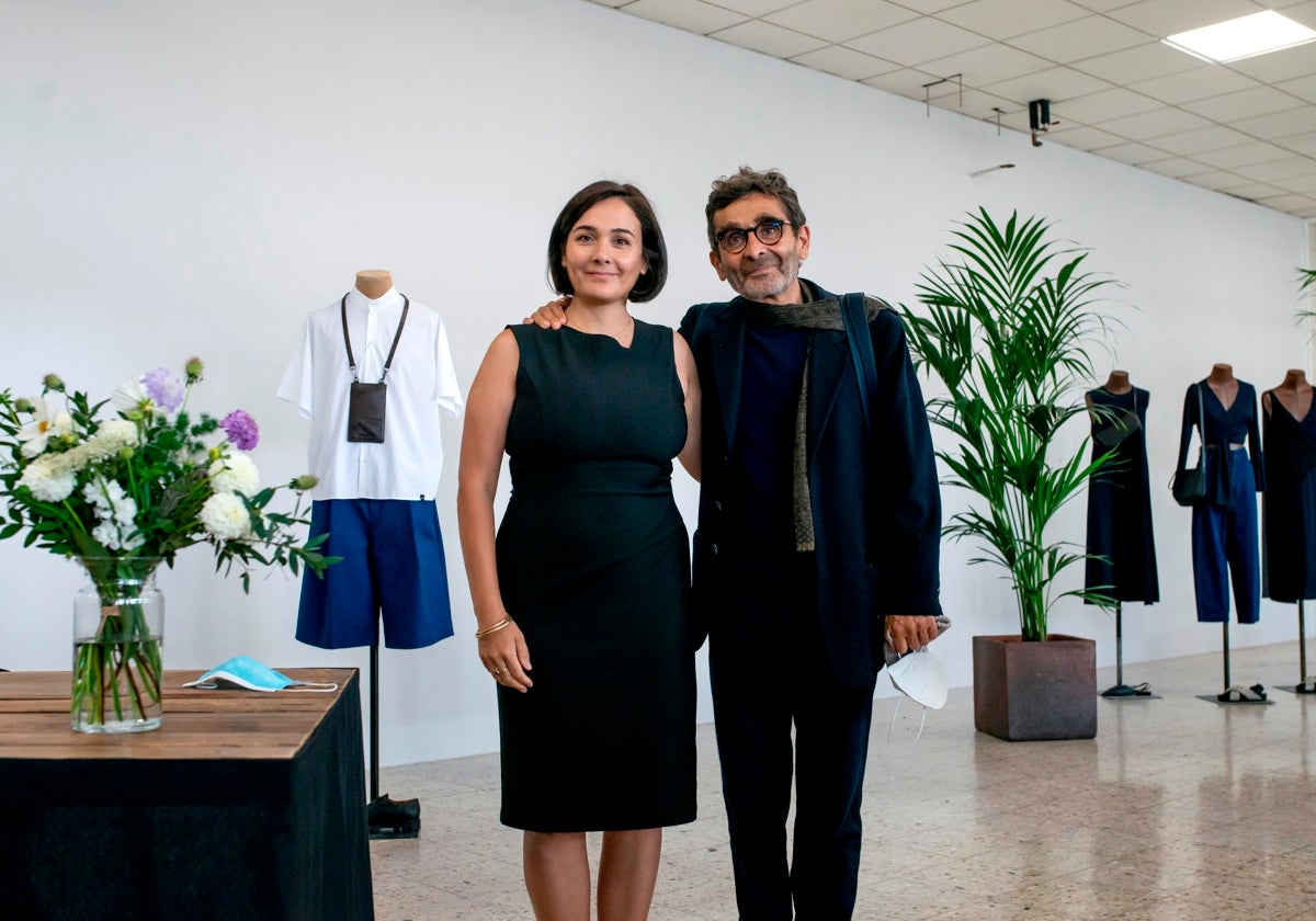 La presidenta de Adolfo Domínguez, S.A, Adriana Domínguez, posa junto a Adolfo Domínguez