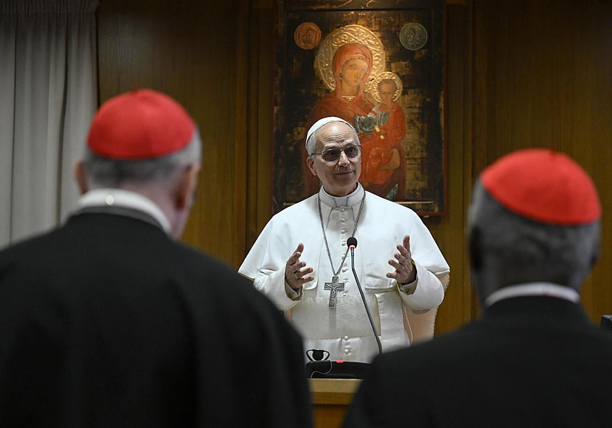 El Papa León XIV en una reunión con cardenales