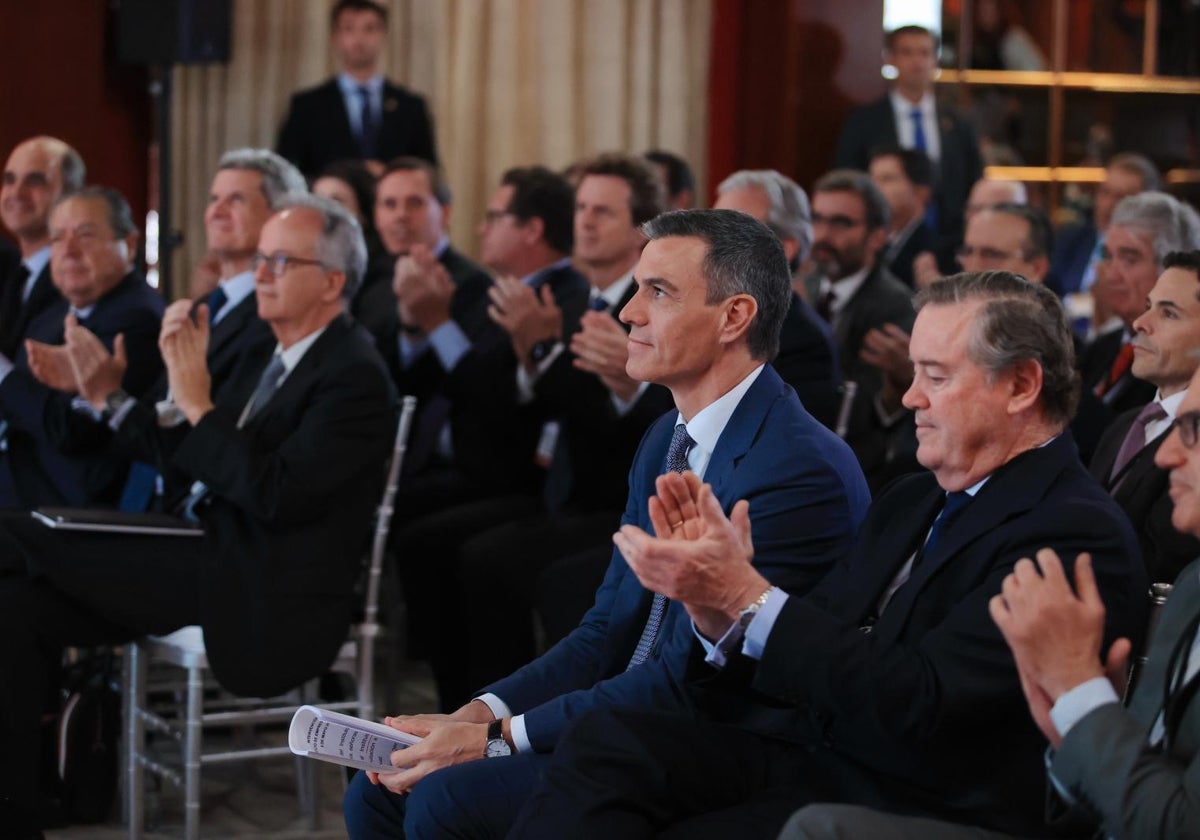 Sánchez entre varios presidentes de grandes empresas en un acto de la Empresa Familiar