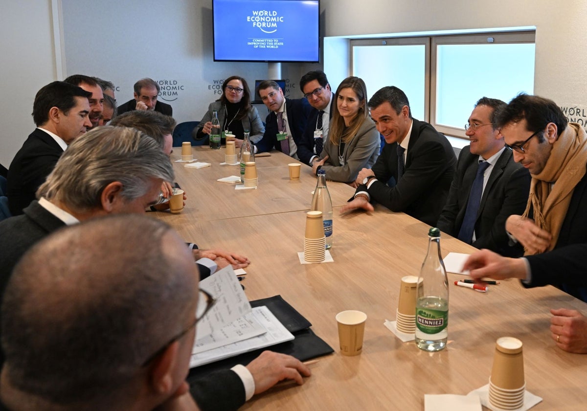 El presidente del Gobierno, Pedro Sánchez, en su última reunión con primeros espadas del Ibex en Davos este año