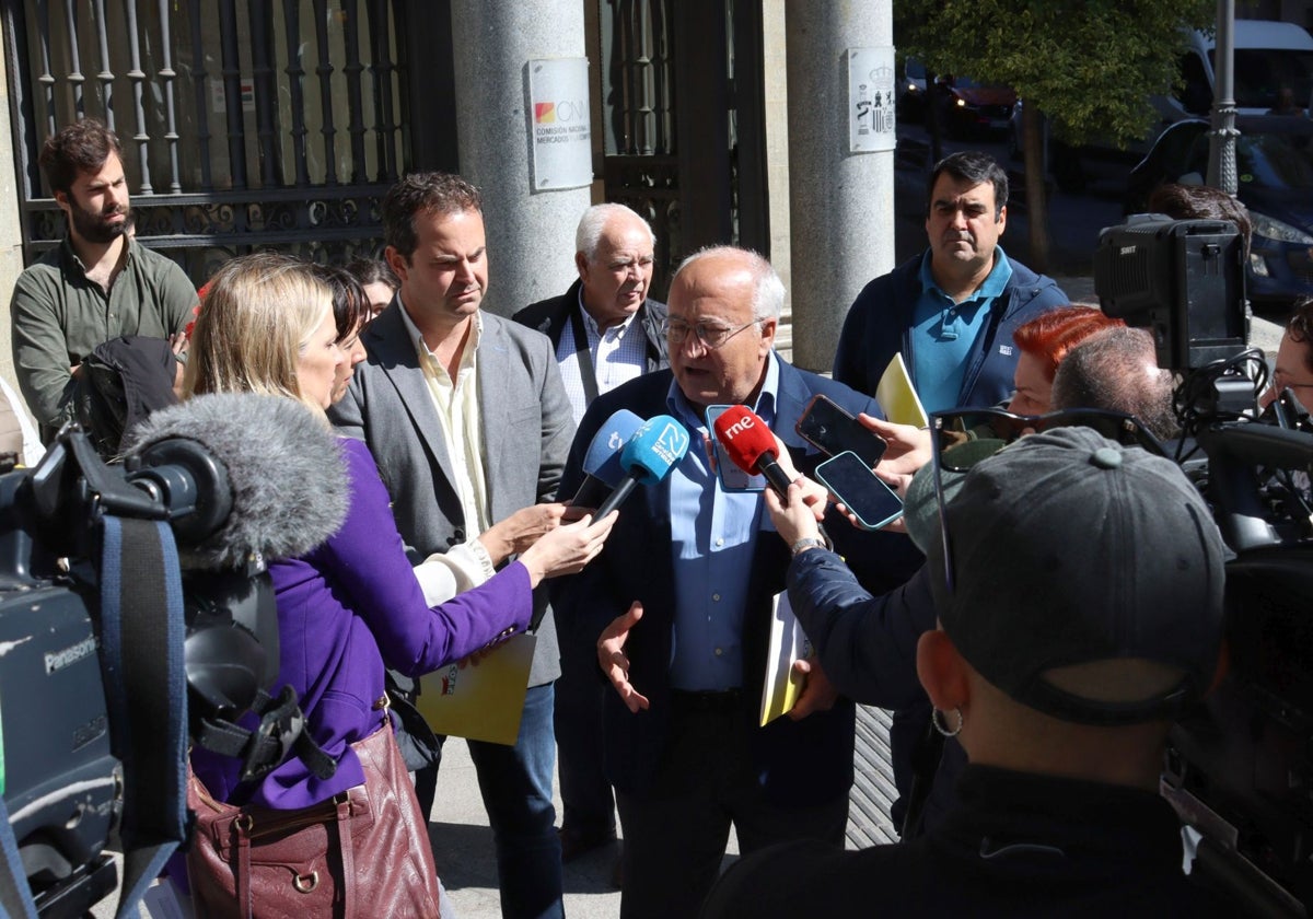 El secretario general de COAG, Miguel Padilla, atiende a los medios en la puerta de la CNMC