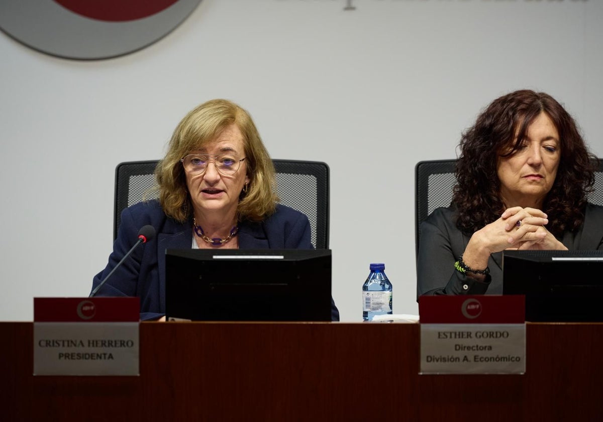 La presidenta de la Autoridad Fiscal, Cristina Herrero, junto a su analistas jefe, Esther Gordo