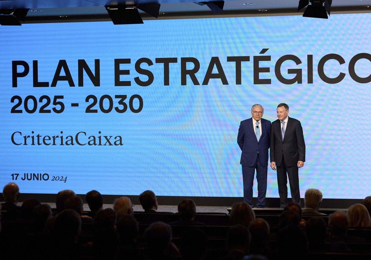 El presidente de Criteria Caixa, Isidro Fainé, con su entonces consejero delegado, Ángel Simón, el día de la presentación del plan estratégico del holding en junio de 2024