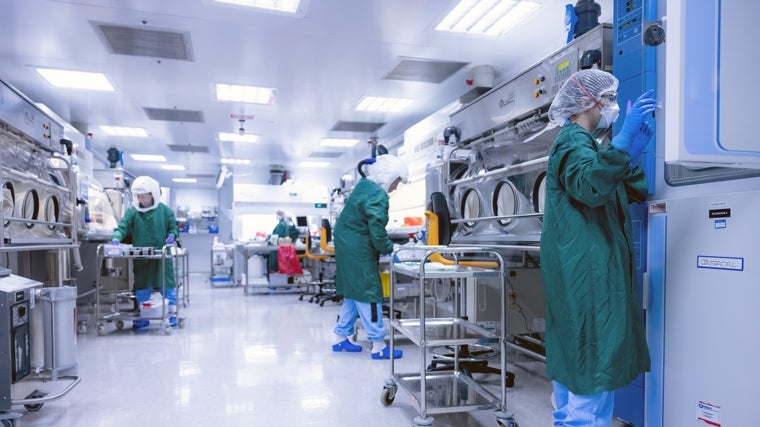 Científicas en el laboratorio de tuberculosis de GSK, situado en su centro de I+D de Salud Global de Tres Cantos. Recientemente, la empresa ha lanzado la iniciativa de innovación abierta Gate2Health