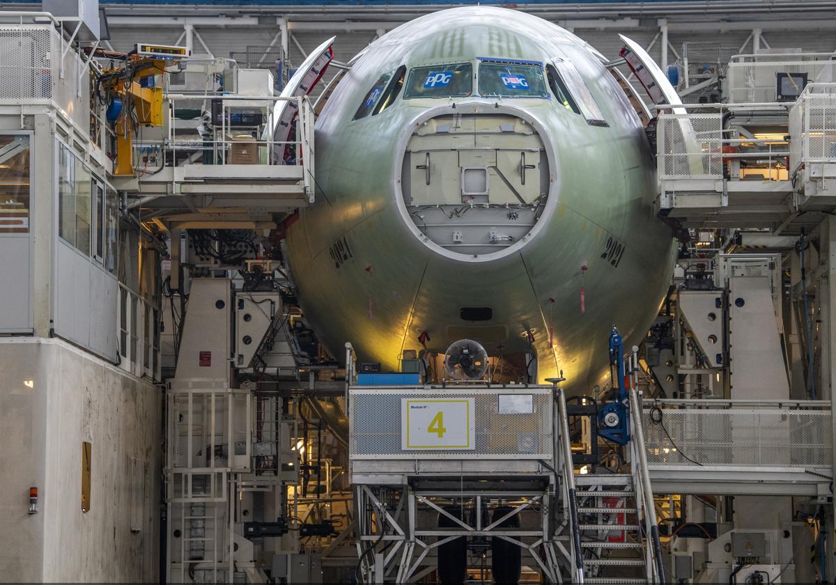 El A330 de Airbus A330 en la línea de montaje final. Es una gran aeronave, con menores costes operativos y una reducción de dos dígitos en las emisiones de CO2