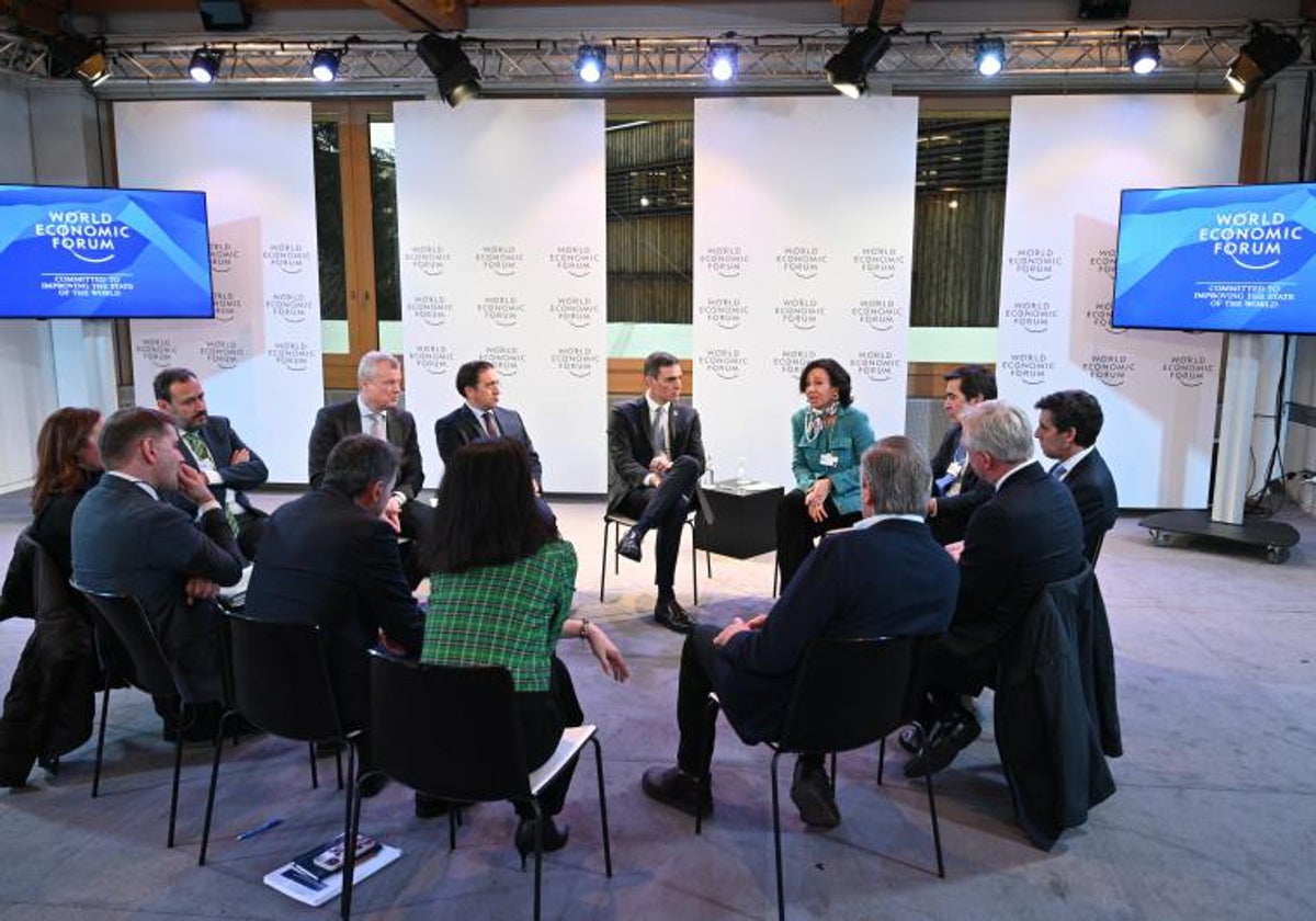 Pedro Sánchez con empresarios y banqueros en Davos