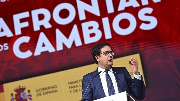 Óscar López se compromete a abonar «en breve» la subida salarial del 0,5% a los funcionarios tras meses de espera