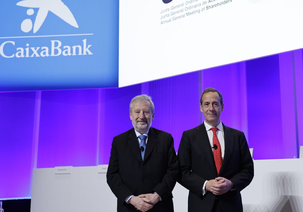 Tomás Muniesa (izq.), presidente de Caixabank, y el consejero delegado, Gonzalo Gortázar