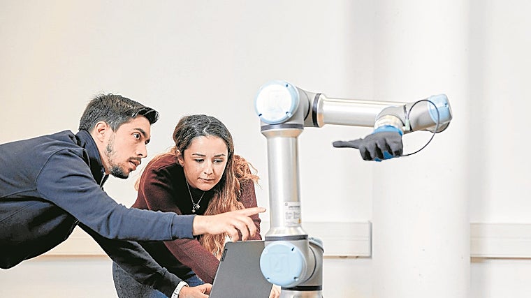 Dos investigadores del CiTIUS en el laboratorio de robótica del centro