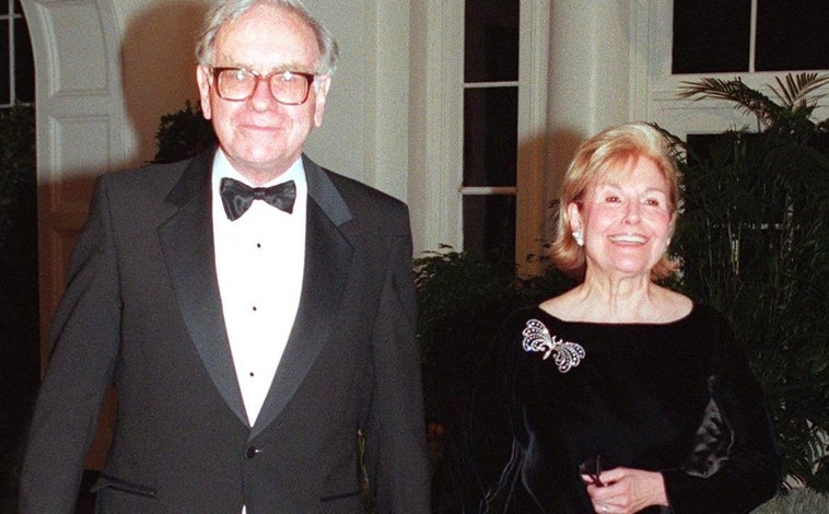 Imagen principal - Arriba, el empresario con su esposa Susan. Abajo, imparte sus estudios en la universidad y muestra sus teorías numéricas. A la derecha, Buffett con solo 7 años, cuando ya empezó a vislumbrar el poder del dinero