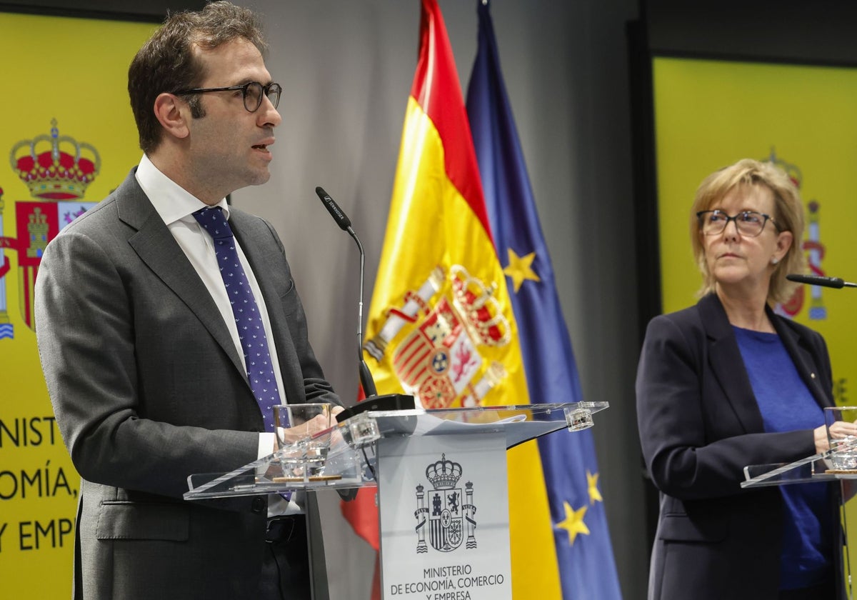 El ministro de Economía, Carlos Cuerpo, y la comisaria de Servicios Financieros, Maria Luís Albuquerque