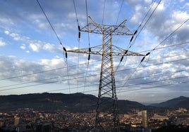 La Comisión Europea insta a España a mejorar las interconexiones eléctricas y mejorar las redes