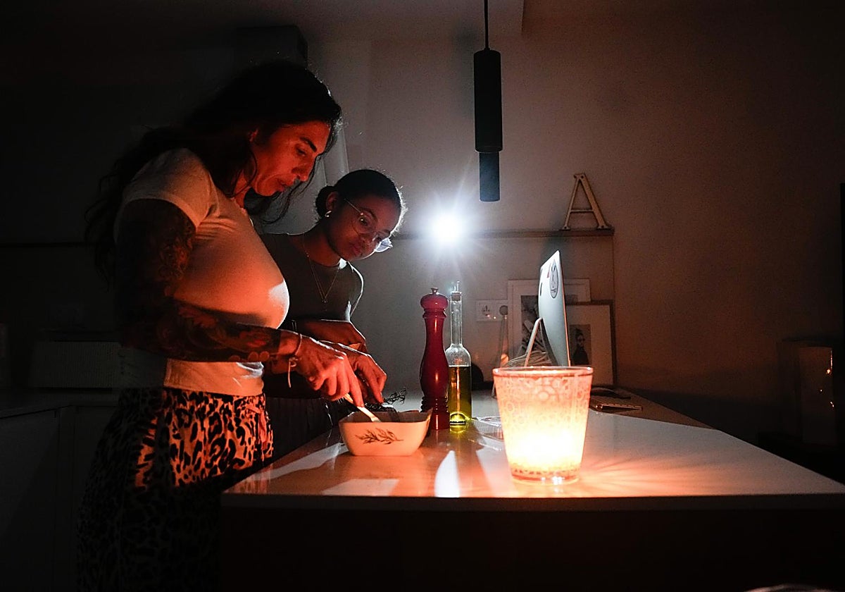 Una familia prepara la cena con ayuda de una vela la pasada noche en la localidad de El Masnou (Barcelona)