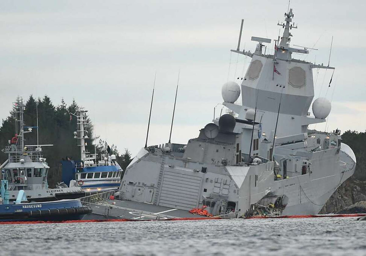 La fragata noruega Helge Ingstad, fabricada en los astilleros de Navantia, tras el accidente