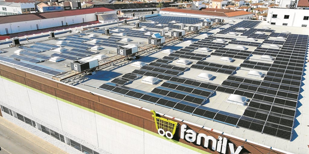 Los súper llenan el carrito de la sostenibilidad con paneles fotovoltaicos