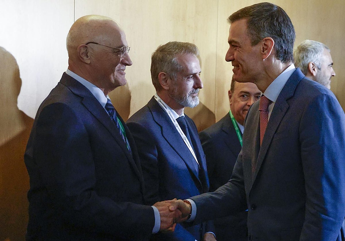 Josep Oliu, presidente del Sabadell, saluda a Pedro Sánchez