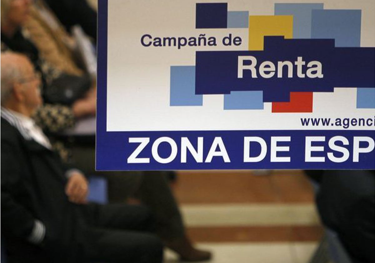 Un grupo de personas esperan su turno en una oficina de la Agencia Tributaria