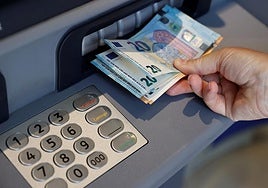 Cambios al sacar dinero en efectivo en los cajeros en España a partir de hoy: la norma europea que entra en vigor