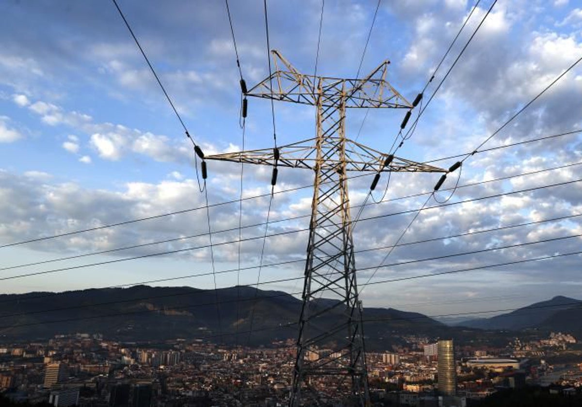 Una torre de Red Eléctrica, con la ciudad de Bilbao al fondo