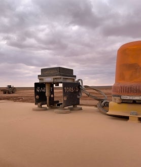 Imagen secundaria 2 - Arriba,  la restauración geomorfológica de la cantera de Somolinos (Guadalajara) acometida por STONE161. Sobre estas líneas, a la izquierda, el equipo de Lain Tech, la startup ganadora del South Summit que quiere revolucionar la minería. A su derecha, una de las soluciones de Torsa para mejorar la eficiencia y la seguridad de este sector. 
