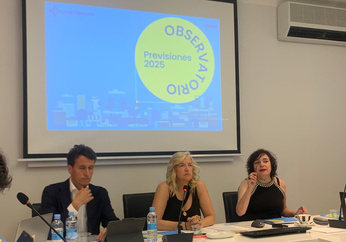 David García Josa, miembro de comunicación de La Distribución; Matilde García Duarte, presidenta de La Distribución, Matilde García Duarte; y Yolanda Fernández, economista jefe de la patronal