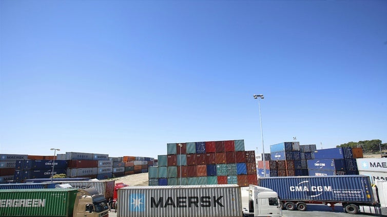 El déficit comercial se dispara un 49% en el primer cuatrimestre, pese a disminuir un 16,6% en abril