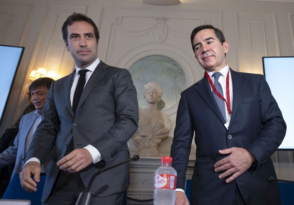 El ministro de Economía (i), Carlos Cuerpo, y el presidente de BBVA, Carlos Torres