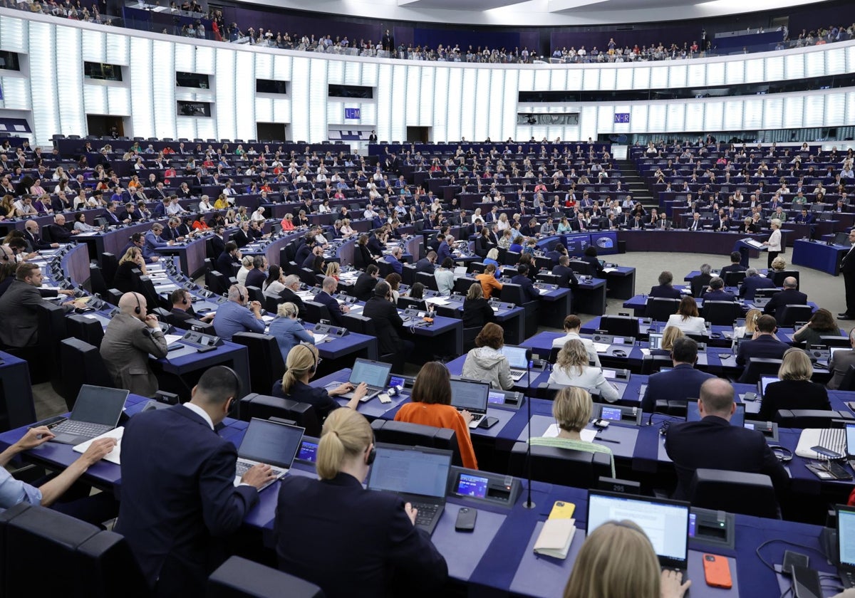Los diputados en la Eurocámara mientras habla la presidenta de la Comisión Europea, Ursula von der Leyen