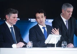 El presidente de Indra, Ángel Escribano (centro), junto con su consejero delegado, José Vicente de los Mozos (derecha)