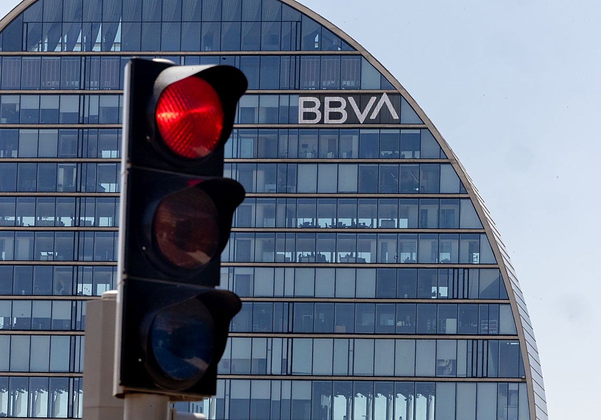 Un semáforo en rojo delante de la sede de BBVA