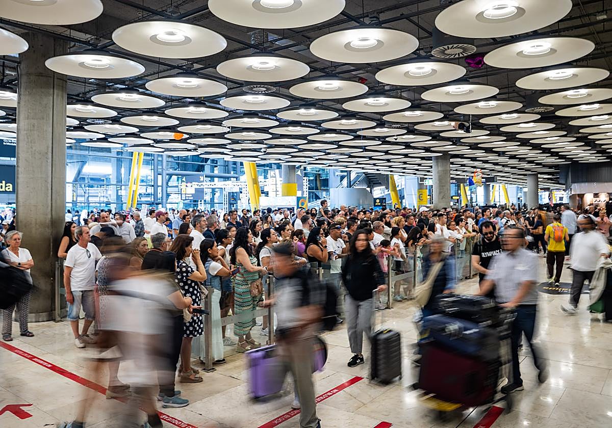 Colas en la T4 debido al caos en el control de pasaportes