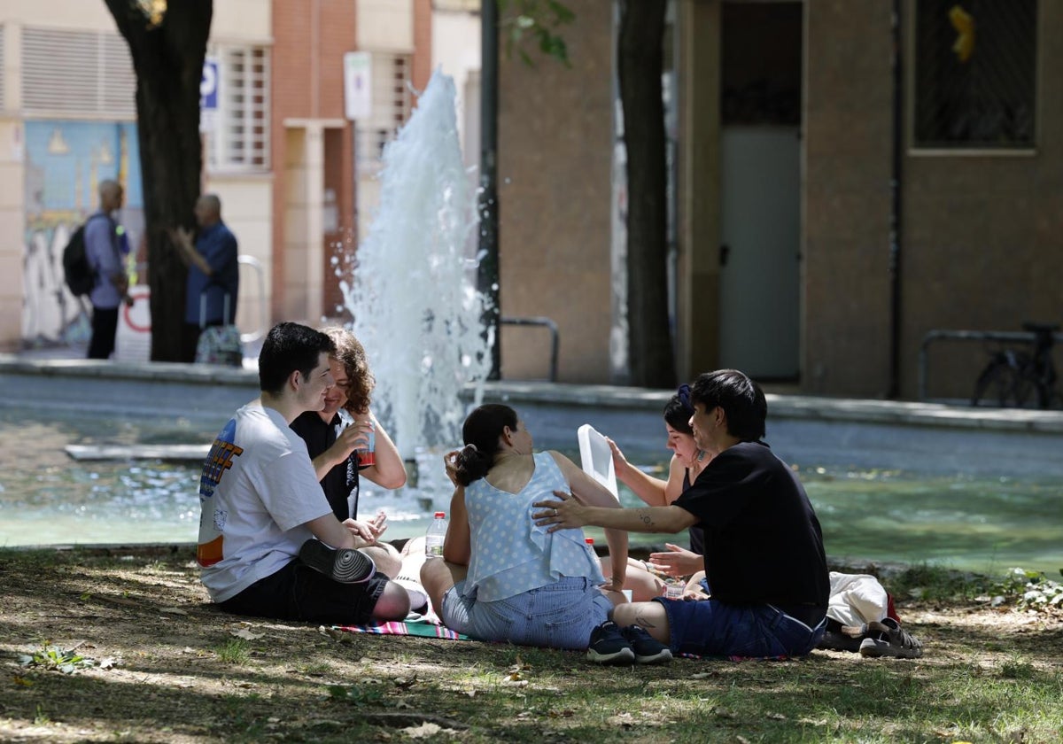 Un grupo de jóvenes en un parque en Barcelona