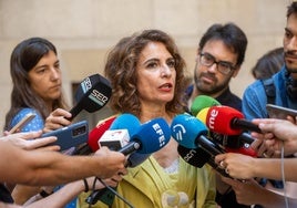 Una contribuyente sale de la oficina de la Agencia Tributaria en Cataluña