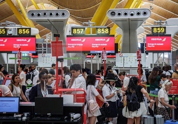 Iberia lanza un aviso urgente a los viajeros que acudan al aeropuerto de Barajas tras el colapso en el control de pasaportes