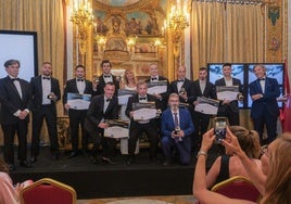 De izquierda a derecha.; Dr. Javier Urra (Socio de la Secse), Younes Bousserhane (Ceo de Eco Advance), Francisco Narvaiza y Juan José Franco Suelves (HA Hoteles), Emma García (Presentadora TV), Lionel Galipienzo (LPG Endermologie España), Eduardo Gómez (Grupo Aranda), Cristo David Moreno (Enermobility), Jared Orozco (Estutele) y Jesús Álvarez (Presentador TVE). Debajo, Alejandro Robles, Manuel Gimeno (Grupo Gimeno) y Miguel Rosales (Finca Las Malezas)